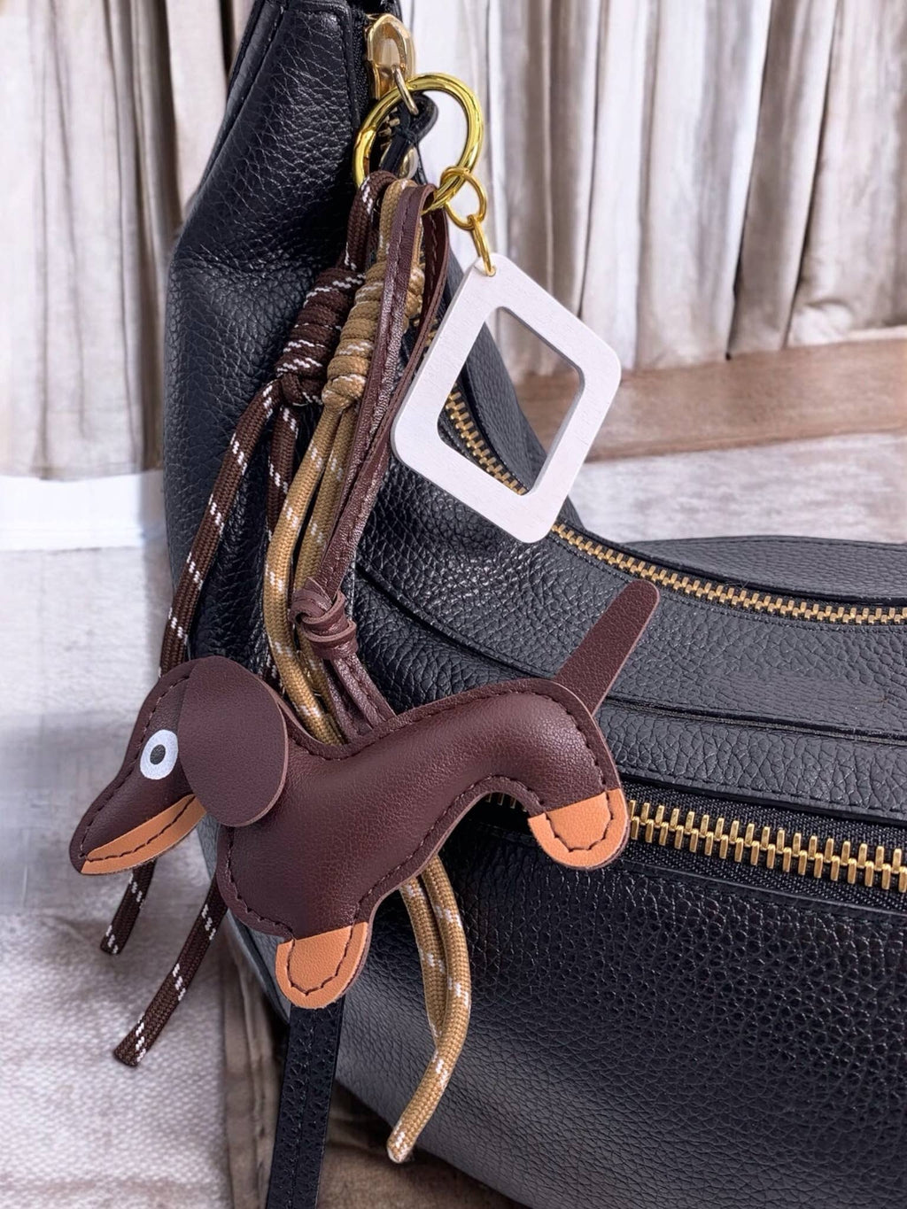 Tasbedel en sleutelhanger met hond en vierkant PC13: Bruin / Synthetisch