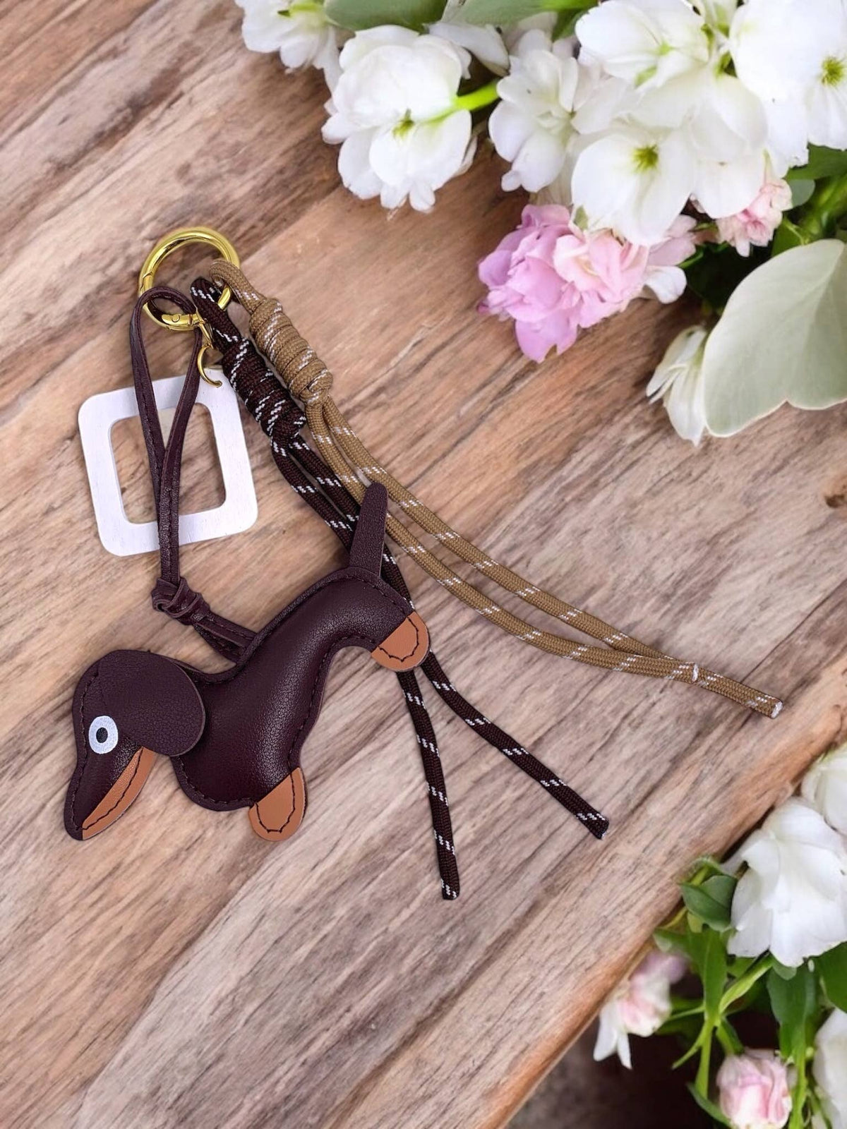 Tasbedel en sleutelhanger met hond en vierkant PC13: Bruin / Synthetisch