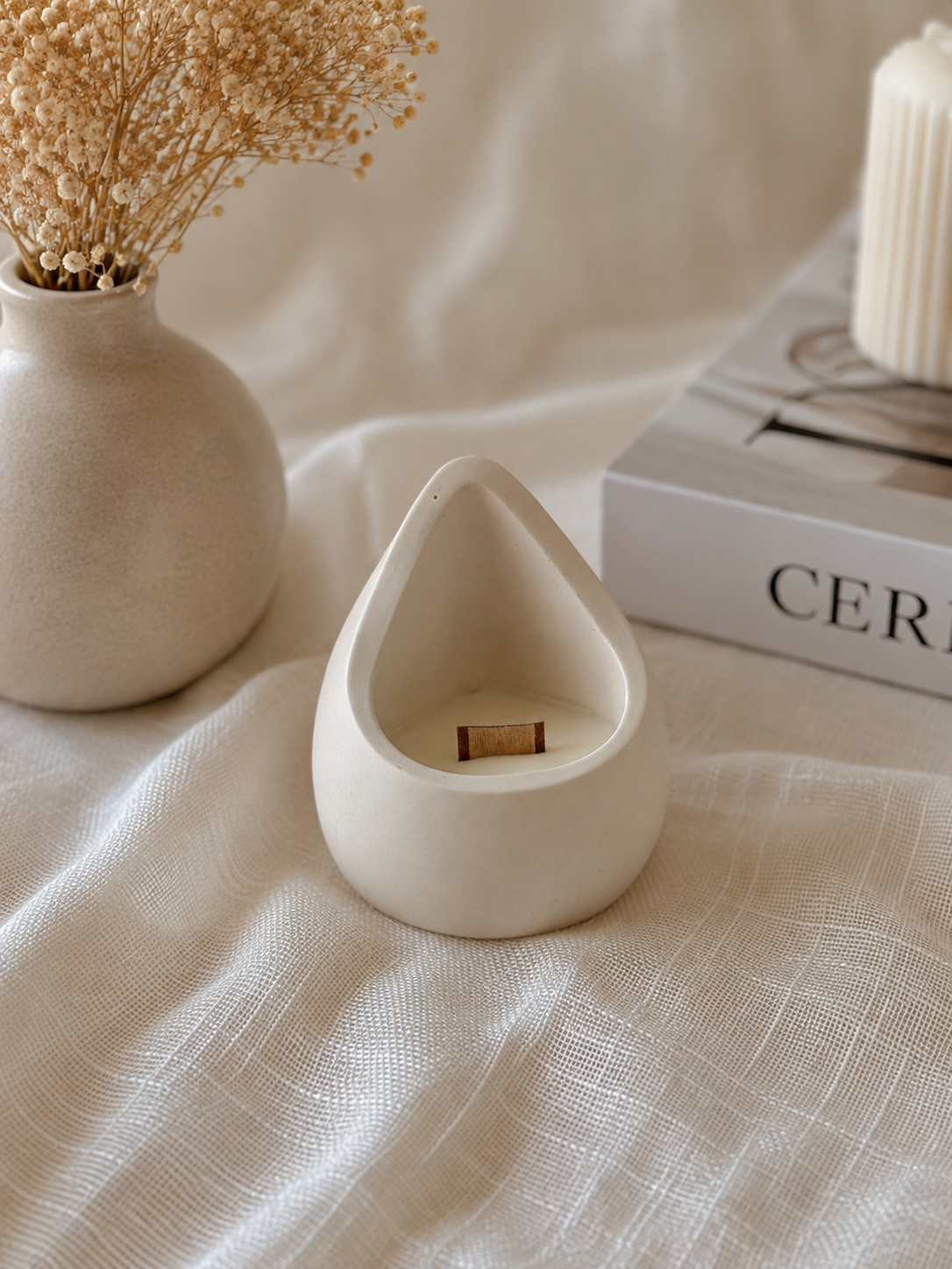 Kaars Salomé, beige effen, handgemaakt potje van jesmoniet: Vanille